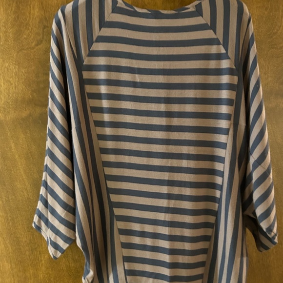 BCBGeneration  Modern  Cut  Stripes Top, Size XS, New With Tags - Picture 7 of 11